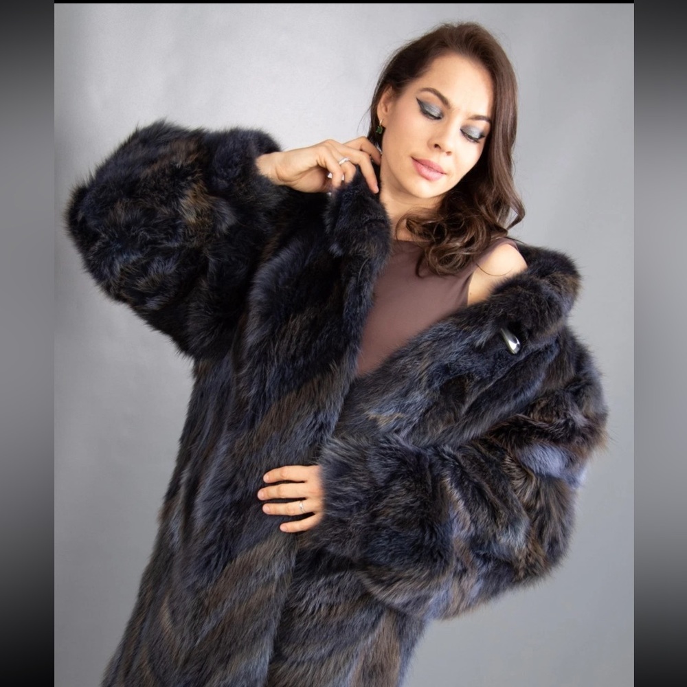 (SOLD) Luxurious fox Fur Coat in Black and Gray